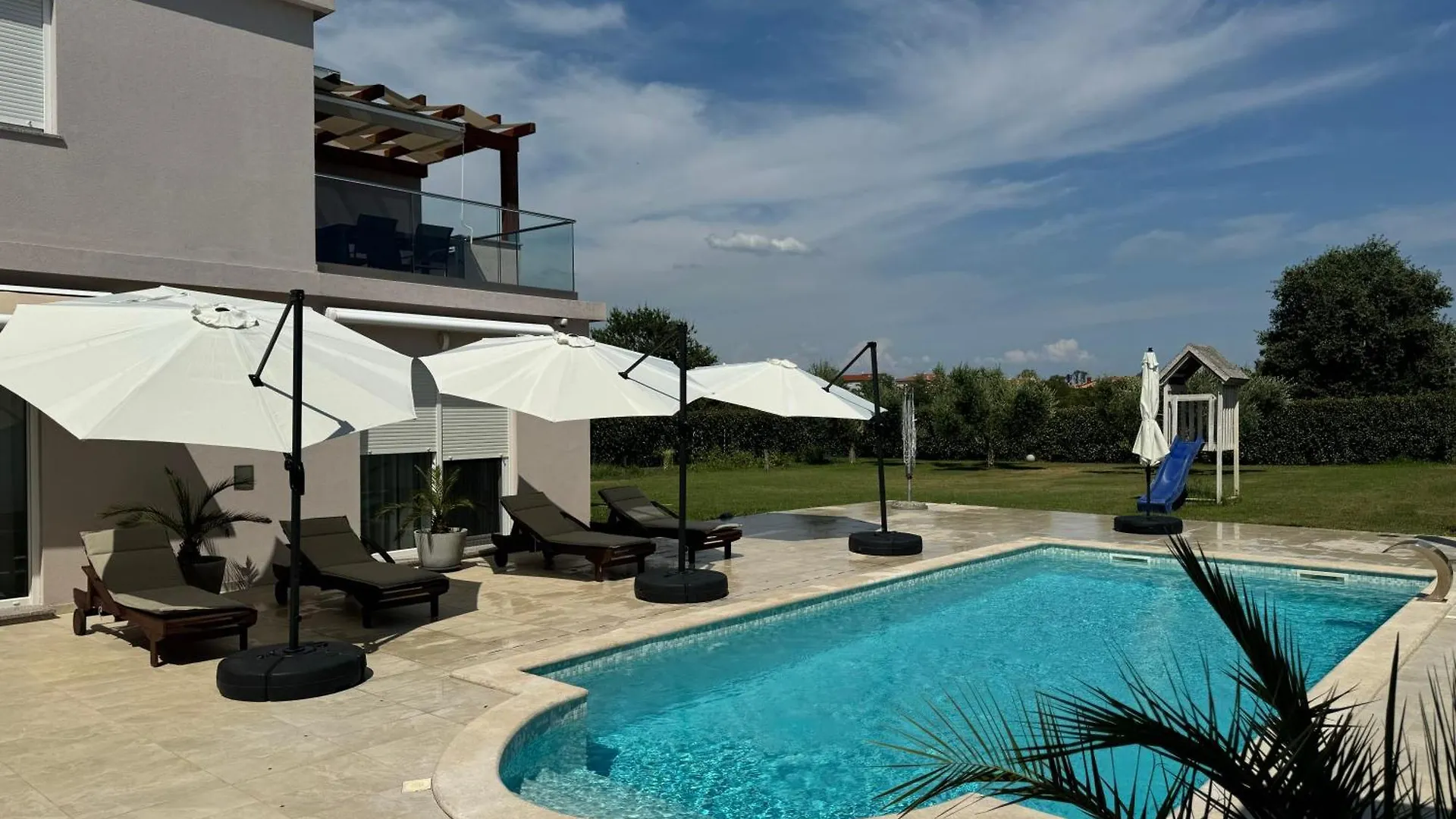 Valdebek Apartments With Pool Pula Croatia